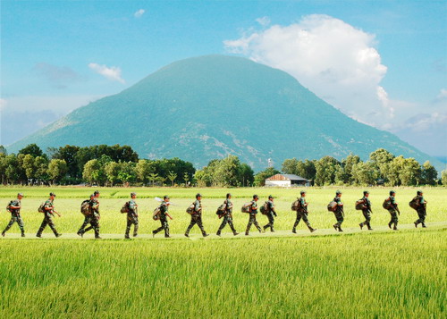 hành quân dưới chân núi Bà Đen