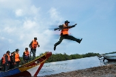 Dân quân xã đảo Long Sơn luyện tập.