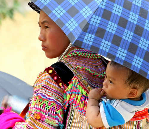 Mẹ và con thiếu nữ H`Mông, Lào Cai.