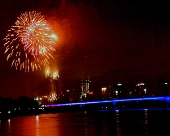 Chùm pháo hoa 30-4