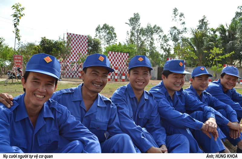 Nụ cười người tự vệ cơ quan.