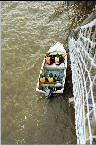 Cặp tàu kiểm tra   