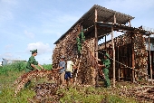 chiến sĩ biên phòng đồn 558 giúp dân dựng nhà mới 