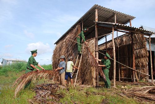 chiến sĩ biên phòng đồn 558 giúp dân dựng nhà mới 