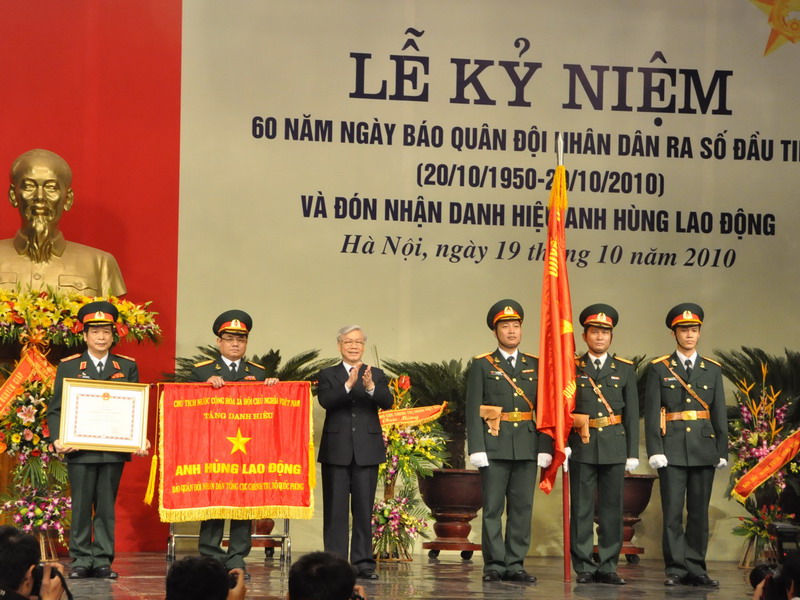 BÁO QUÂN ĐỘI NHÂN DÂN ĐÓN NHẬN DANH HIỆU ANH HÙNG LAO ĐỘNG